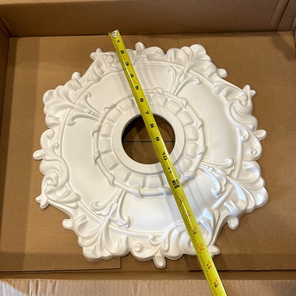 NIB Ceiling Medallion, 18"OD x 3 1/2"ID x 1 1/2"P, Primed - Picture 4 of 8
